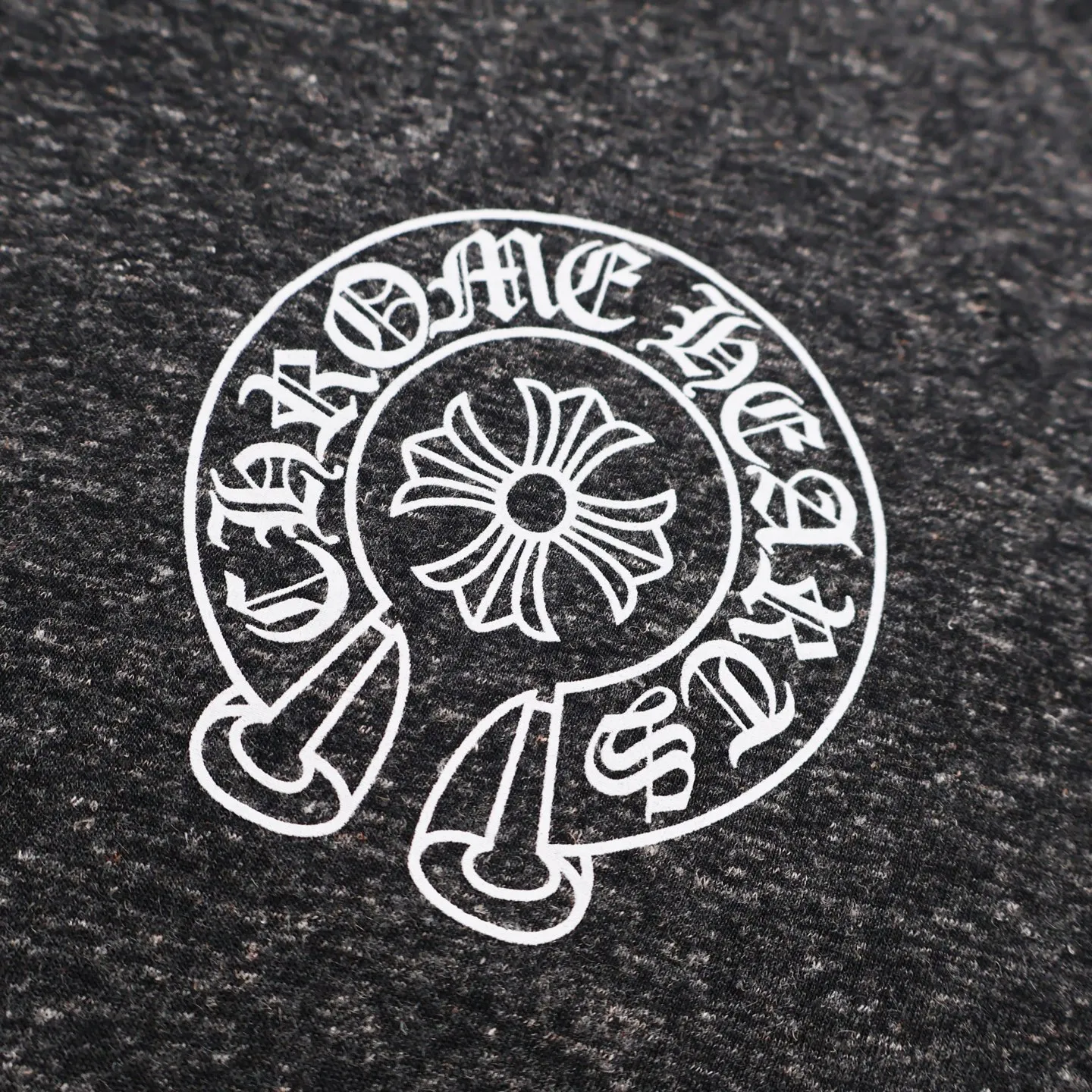 🅿️340 [Exclusive supply] CH Croix Heart Flag Printed Long Sleeve (Gray) The original version was purchased from Japan Osaka National Specialty School for 4500. The fabric is made of 230 grams of cotton. The printing adopts manual glue printing process. Customized auxiliary materials, produced by large manufacturers, are very demanding in workmanship, and the upper body is comfortable and natural. Size:S-M-L